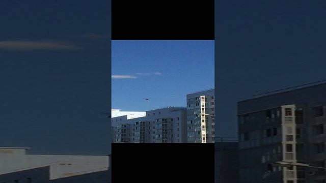 Вертолёт пролетает над крышей дома в Москве/Новостройки Новой Москвы ЖК Новые Ватутинки