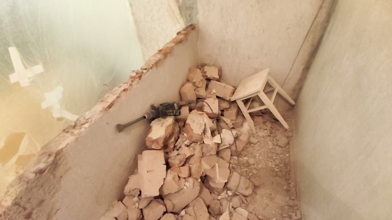 Ломаю межкомнатную перегородку в кладовой.