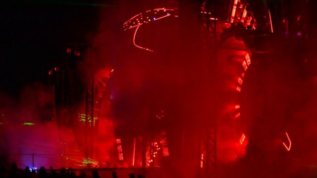 Элюминация ночью на сцене