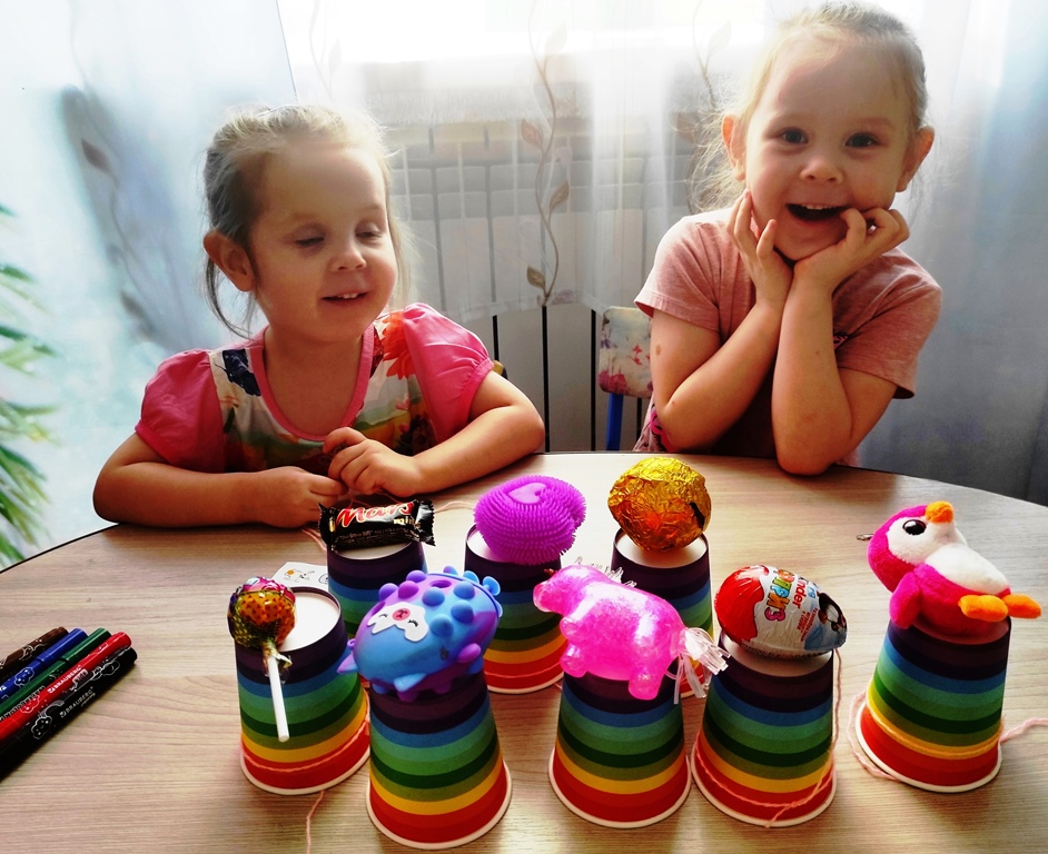 Веселая игра с детьми, подарки под стаканчиками. Вытяни веревочку с вкусняшками.