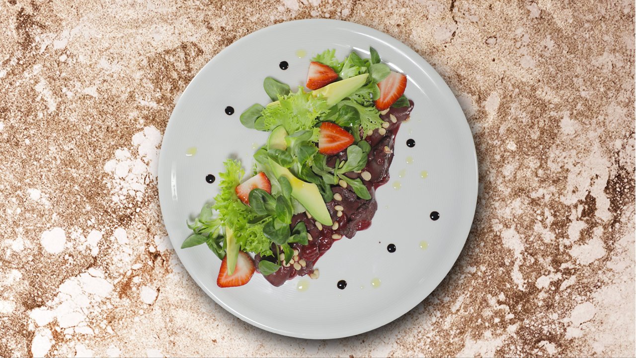 Салат с куриной печенью и вишневым соусом