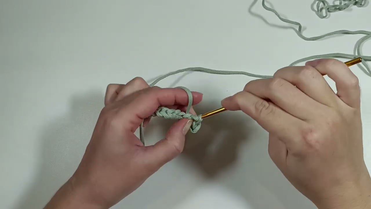 Соединительный столбик крючком