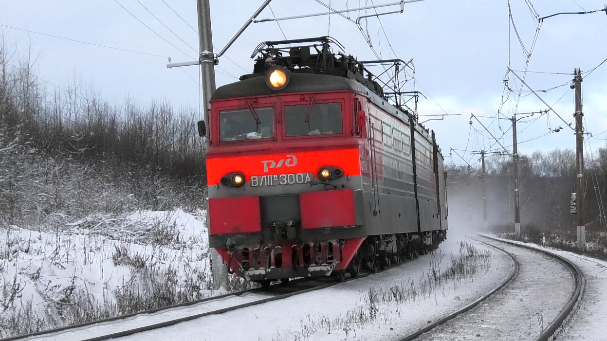 Сборный электровоз ВЛ11М-300 А/298 Б/295 Б с грузовым поездом