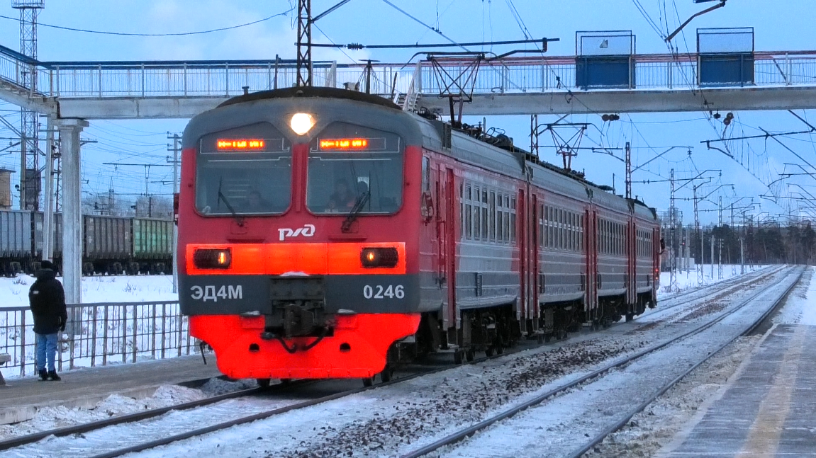 ЭД4М-0205/0246 сообщением Екатеринбург-Пасс. — Нижний Тагил делает остановку на о.п. Электродепо