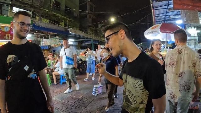 Поедание скорпиона и сороконожки. Китайский квартал в Бангкоке.