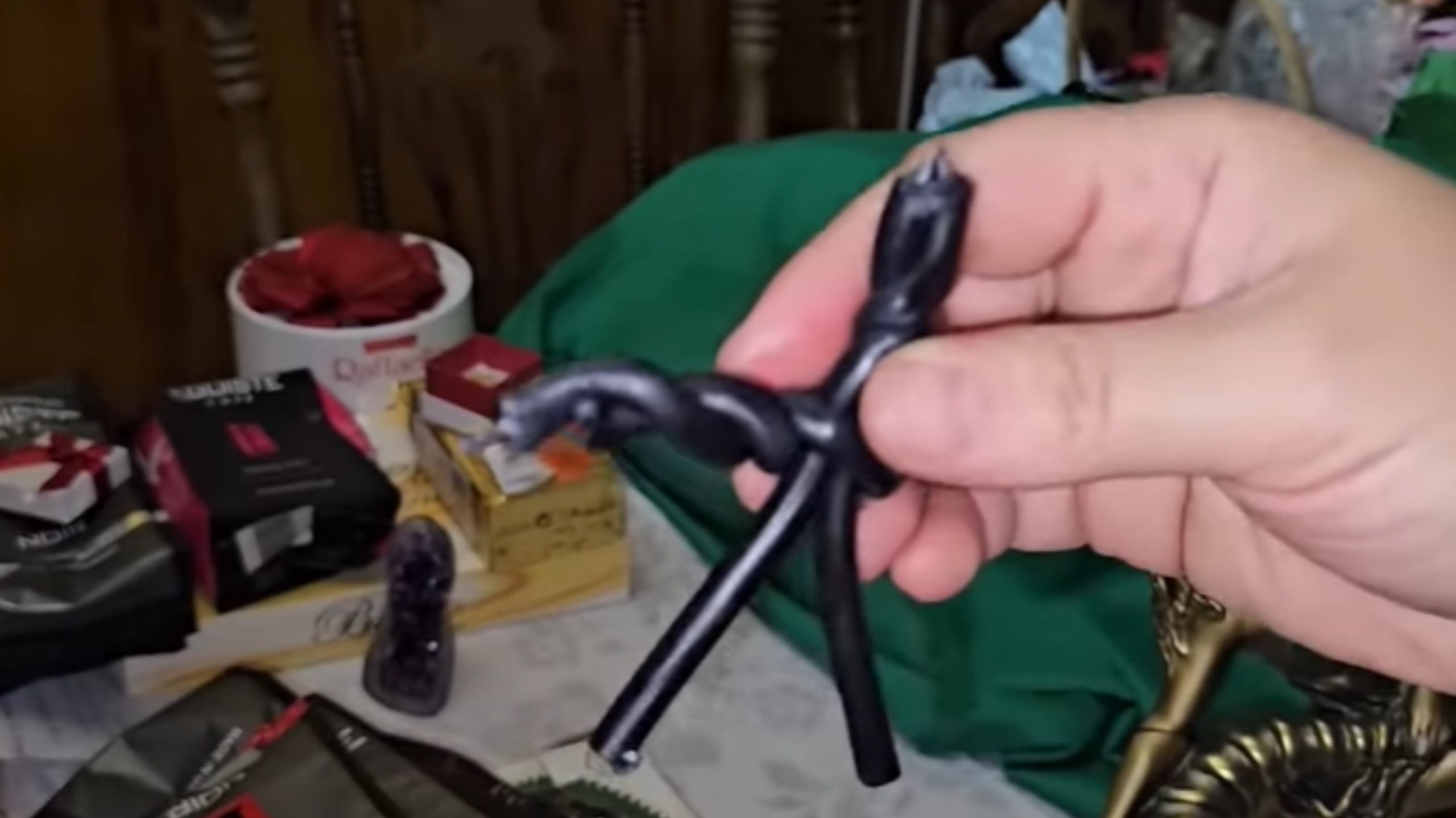 СВЕЧА ДЛЯ РИТУАЛА..." ПОСТАВИТЬ ИХ НА КОЛЕНИ"...