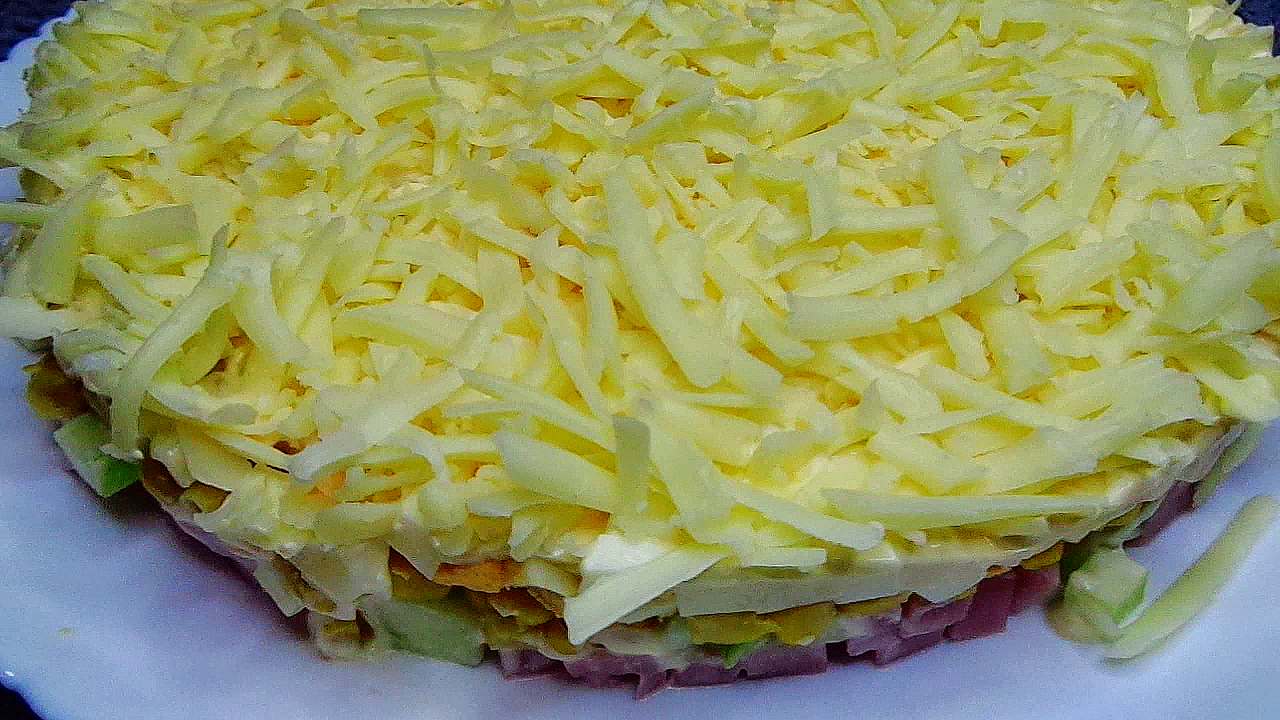 Слоеный салат с ветчиной на праздничный стол