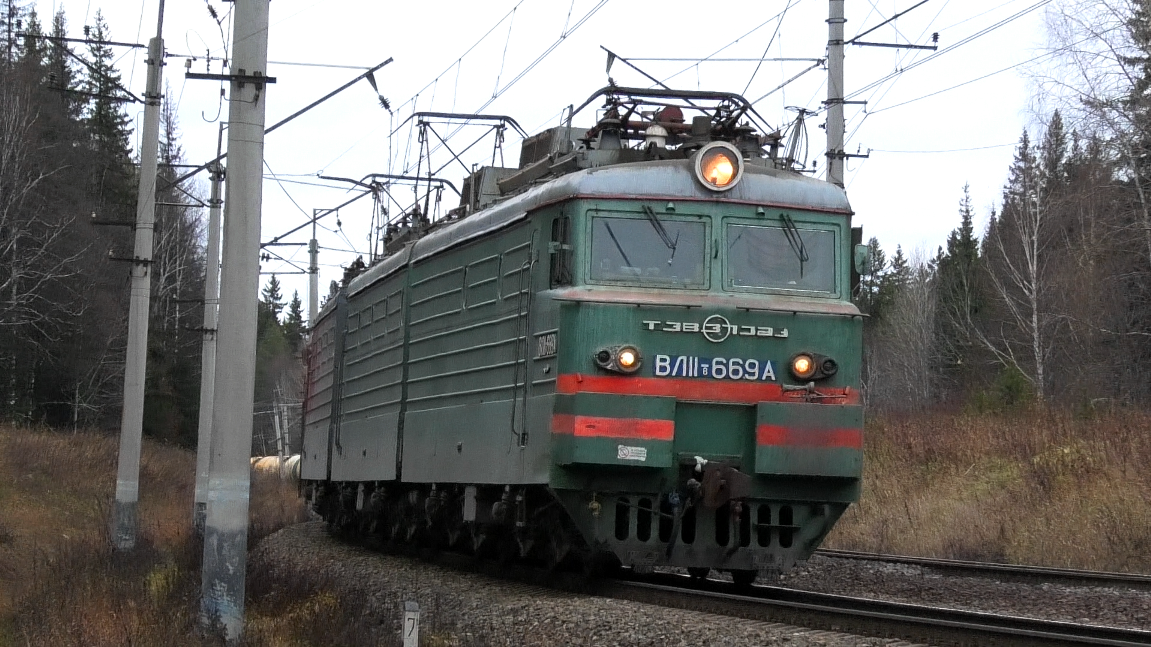 "Наливной". ВЛ11.8-669/740 Б с грузовым поездом