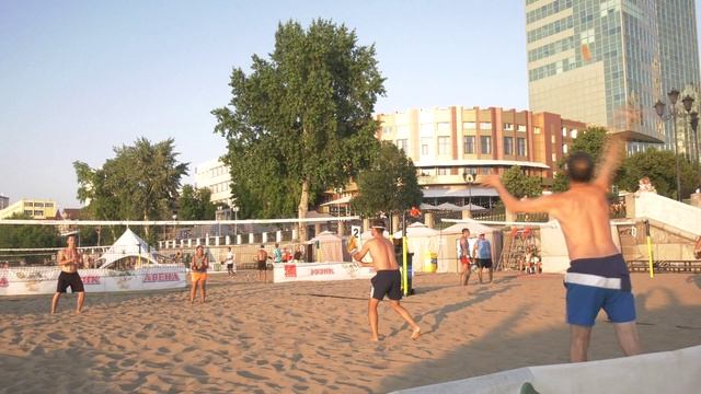 Как проходят ежедневные бесплатные тренировки на городской набережной