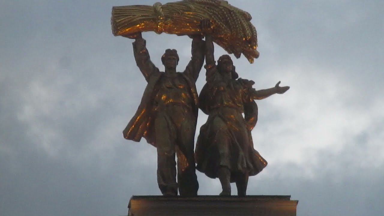 Площадь перед главным входом ВДНХ, Москва)