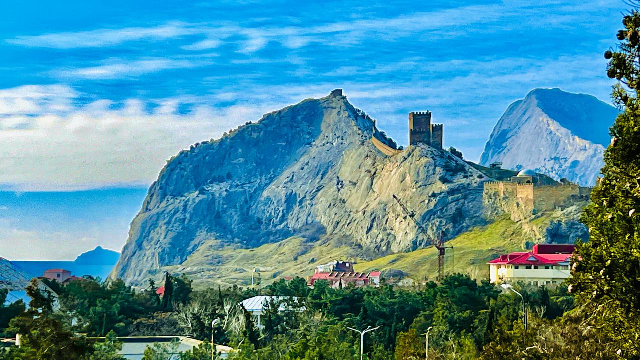 СУДАК сегодня. Попрошайки, стройки, обрушенная тропа. Мангалы на пляже. Европейцы переезжают в КРЫМ