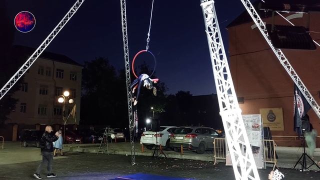 Круэлла. Выступление воздушных гимнастов.