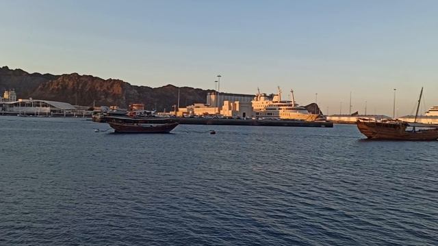 Отлив на море,обнажилось некрасивое дно!Старый город,Маскат