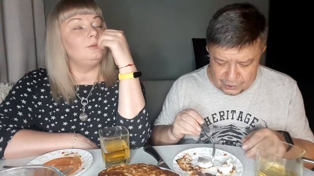 ВЛАДИМИР СТОЛЬНЫЙ - МУКБАНГ - КАБАЧКОВЫЕ ОЛАДЬИ С СЕЛЁДКОЙ