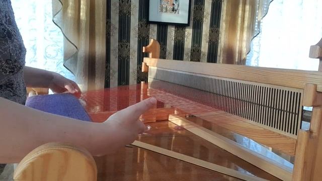 Процесс ткачества на настольном станке.