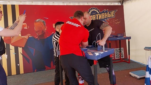 Соревнования по армрестлингу (рукоборие). Финал.