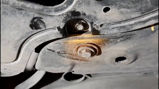 Как снять пластиковую защиту картера для доступа к масляному фильтру