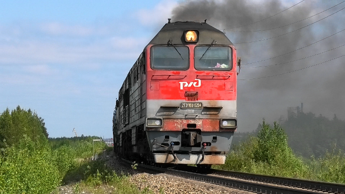 2ТЭ116У-0204 с грузовым поездом отправляется со станции Пурпе