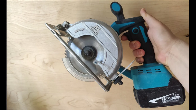 Аккумуляторная, Бесщеточная Циркулярная пила 125 мм с Алиэкспресс. Для 18 v аккумуляторов..mp4