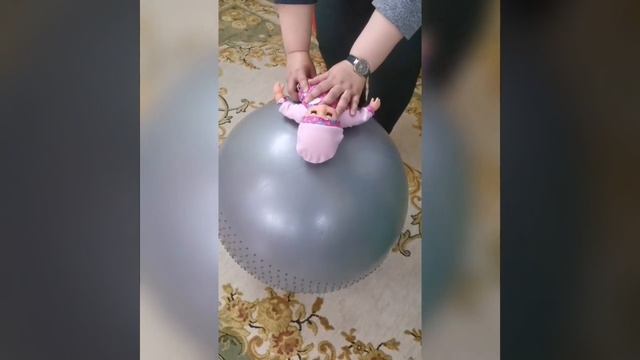 «Зарядка с новорождённым на фитболе».mp4