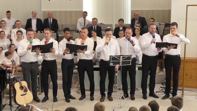 День угас, нежно светит луна..