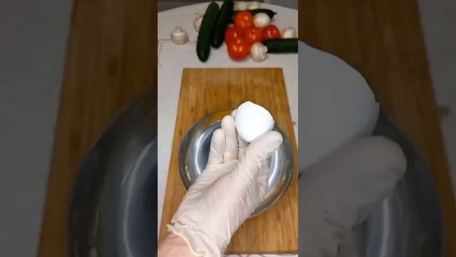 Как достать яичную скорлупку легко и просто