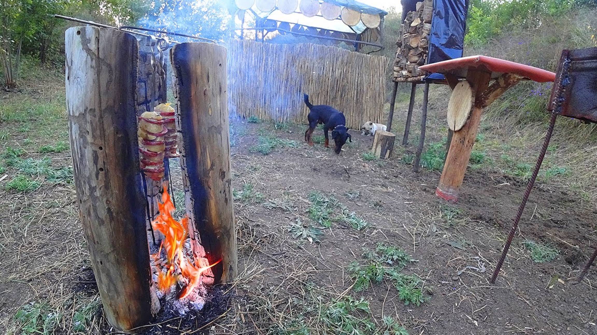 Строю Хижину 8 часть. 2020. Финская свеча. Сделал столик. Забор с камыша. Волкмикс.