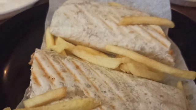 Шаверма и хумус в Дубайской кафешке.Дейра.