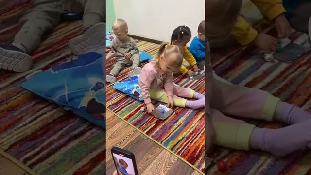 Дети 1.5-2 года делают конфеты