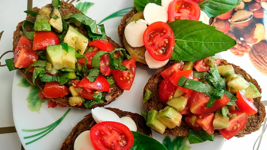 Брускетта с помидорами