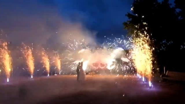 Горящие буквы, дорожка из фонтанов, вертушки и фейерверк на свадьбу в Санкт-Петербурге.